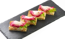 Римская брускетта с маринованным клыкачом
