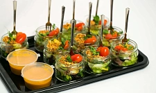 Салат из бэби картофеля с пряной говядиной, хрустящим луком и соусом из маслин