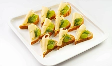 Мини - кростини с сыром и виноградом