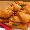 Мини-круассан с лососем и листьями салата
