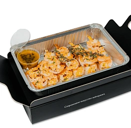 Тигровые креветки на шпажке, приготовленные на гриле