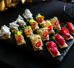 Римские мини-брускетты для фуршета - 20 шт. (с тигровой креветкой; с маринованным лососем; с козьим сыром и муссом из авокадо; с цыпленком)
