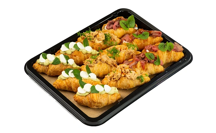 Мини-бургеры и круассаны : Трио круассанов с артишоками и моцареллой, тунцом и соусом "Спайс", с битыми огурцами и ломтиками говядины (12 шт.)