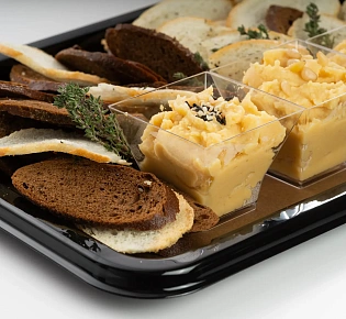 Хумус с дуэтом тостов из багета