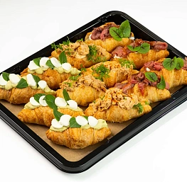 Круассан с тунцом, соусом спайс