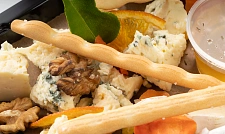 Сырное плато с благородными сырами (сыр с голубой плесенью, сыр полутвердый, сыр Бри, сыр козий, мед, орех грецкий, гриссини) с доставкой на ваше мероприятие (превью)