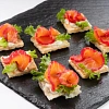 Римская мини-брускетта с маринованным лососем