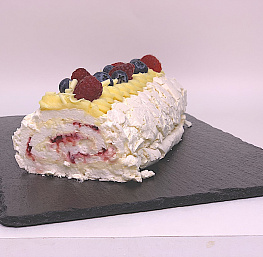 Воздушный десерт "Меренговый рулет" с нежным кремом и ягодами