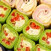 Шпинатный блинный ролл с сыром тофу и печеным перцем