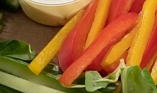 Овощи Крудите (морковь, перец болгарский желтый, перец болгарский красный, сельдерей, огурцы, соус сырный) с доставкой на ваше мероприятие (превью)