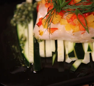 Филе судака, запеченное с конкассе из овощей