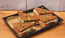 Мини-сэндвичи и сэндвич-роллы : Вегетарианский мини-сэндвич с соусом "Песто", томатами и листьями салата за 158  руб. (превью)