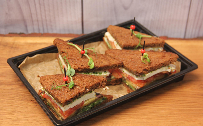 Мини-сэндвичи и сэндвич-роллы : Вегетарианский мини-сэндвич с соусом "Песто", томатами и листьями салата за 158  руб.