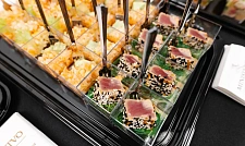 Готовый "Офисный фуршет" на 15 персон с горячими закусками и десертами (фото 4 превью)