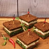 Мини-сэндвич с сыром "Моцарелла" на тостовом хлебе с соусом "Песто"