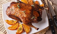 Утка, запеченная целиком, с яблоками и клюквой