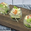 Салат "Ромейн" с чесночными гренками, сыром Пармезан, обжаренным на гриле куриным филе и заправкой "Цезарь"