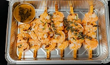 Тигровые креветки на шпажке, приготовленные на гриле с доставкой на ваше мероприятие (превью)