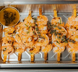 Тигровые креветки на шпажке, приготовленные на гриле