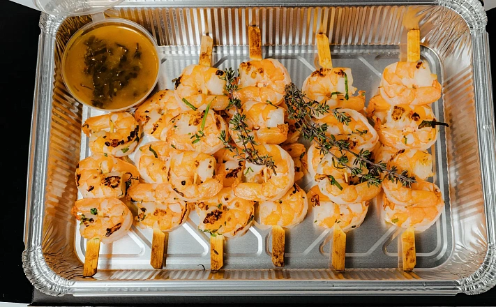 Тигровые креветки на шпажке, приготовленные на гриле с доставкой на ваше мероприятие