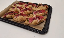 Мини-круассан с тунцом, устричным соусом и жульеном из свежих овощей с доставкой на ваше мероприятие (превью)