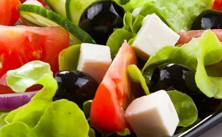 Салат "Греческий" с ароматными овощами с сыром Фета с доставкой на ваше мероприятие