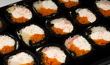 Черный блинный ролл с крабом и морковью с доставкой на ваше мероприятие (превью)