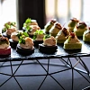 Мини татен с хумусом и кусочками цыпленка и луковым мармеладом