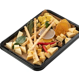 Сырное ассорти (ассорти из сыров: полутвердый, мраморный, тильзитер. С добавлением меда, ореха грецкого и соломка Гриссини)