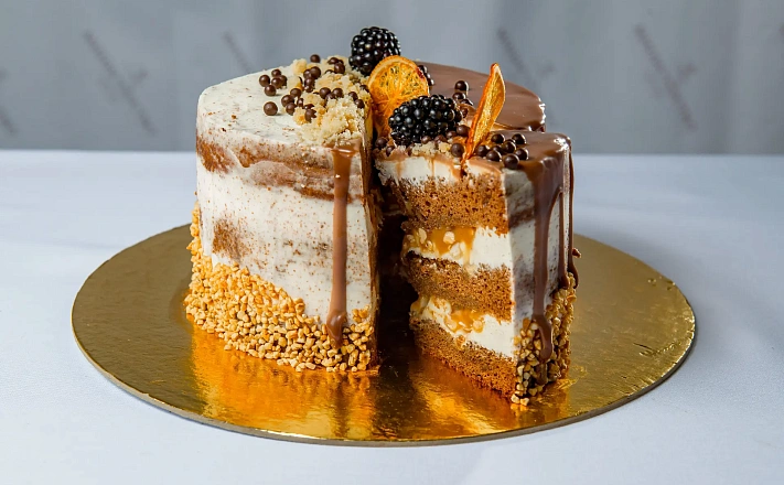 Торт "Сникерс" с доставкой на ваше мероприятие