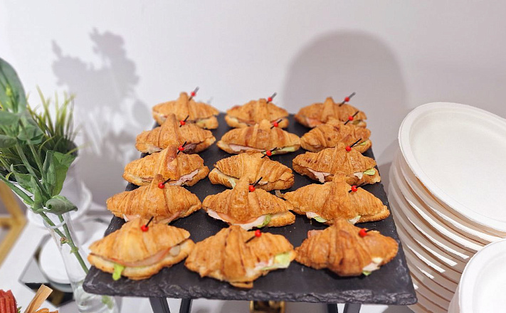  : Мини-круассан с бужениной, корнишонами и салатом