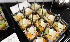 Готовый "Офисный фуршет" на 15 персон с горячими закусками и десертами (превью)