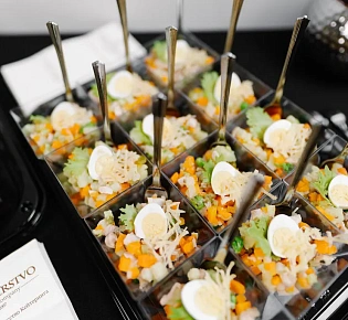 Готовый "Офисный фуршет" на 15 персон с горячими закусками и десертами