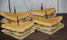 Мини-сэндвич с индейкой на тостовом хлебе с брусничным соусом с доставкой на ваше мероприятие (превью)