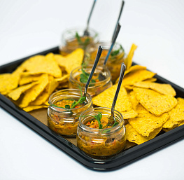 Икра из печеных овощей с чипсами из мексиканского лаваша