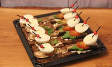Мини-тост с рижской рыбкой и перепелиным яичком