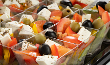 Салат "Греческий" в классическом исполнении с сыром "Фета", свежими овощами и маслинами с доставкой на ваше мероприятие (превью)