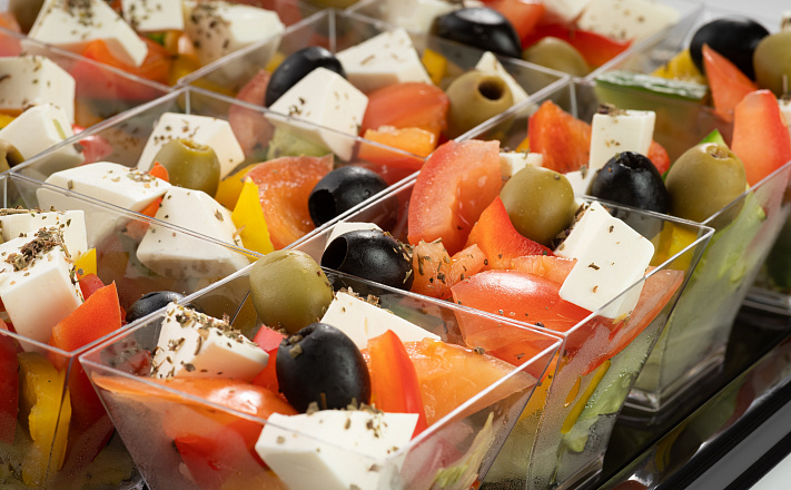 Салат "Греческий" в классическом исполнении с сыром "Фета", свежими овощами и маслинами с доставкой на ваше мероприятие