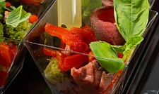 Мини-салат из рваной говядины с брокколи, печеным перцем и соусом Юдзу с доставкой в офис и на дом (превью)