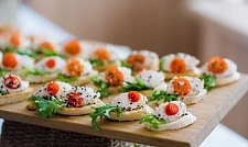 Брускетты со снежным крабом и соусом крем-чиз