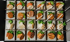 Канапе и веррины : Ассорти птифур 24 штуки за 4 090  руб. (превью)