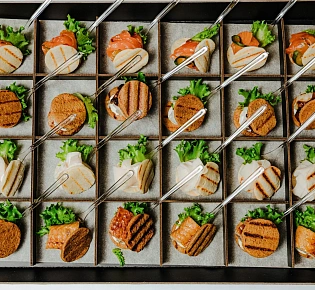 Ассорти птифур 24 штуки (с лососем, угрем, цыпленком и судаком)