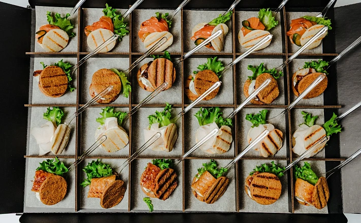 Канапе и веррины : Ассорти птифур 24 штуки за 4 090  руб.