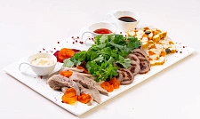 Мясное ассорти: рулет говяжий, мраморная курица, бараньи язычки с доставкой на ваше мероприятие (превью)
