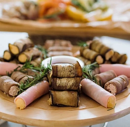 Плато с каннеллони из баклажан, языка и ветчины
