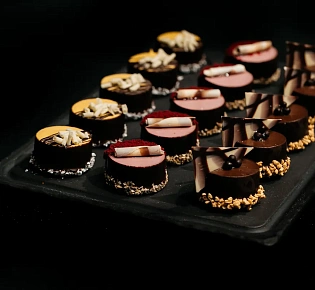 Набор сладких пирожных "Муссон" с тремя вкусами (24 шт.)