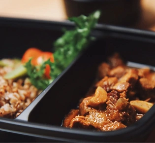 Томленый гуляш из говядины с гречкой