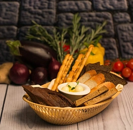 Хлебная корзинка с ароматным маслом (бородинский, баварский, французский багет, медовый со злаками, гриссини)
