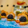 Канапе с тигровой креветкой и ежевикой