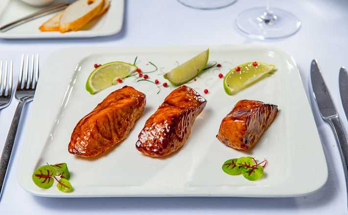 Мурманский лосось запеченный в устричном соусе с доставкой на ваше мероприятие